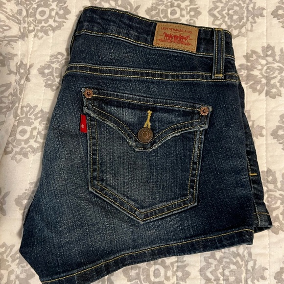 Lowrise vintage levi’s jean shorts - Picture 3 of 3
